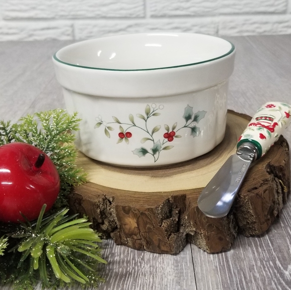 Pfaltzgraff winterberry dip bowl/ ramekin w/ spreader - Picture 3 of 9